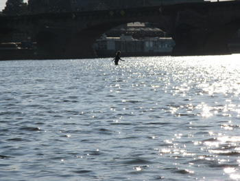 Frau in Elbe